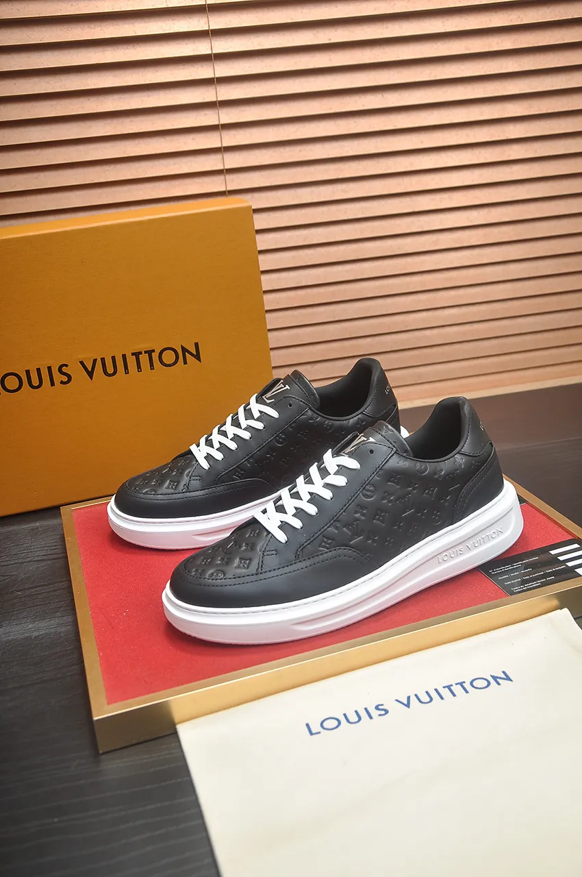 Men's men's shoes 💰640💶Original development, quality shipping, welcome to compare - LV sneaker series sports shoes introduce the loose silhouette of the ready-to-wear series into the spring and summer men's wear shows and make an eye-catching appearance. The cow leather upper is combined with rough fabric laces, and colorful beading highlights the brand's classic elements. LV letters mark the tongue and Monogram floral outsole. Mixed materials Made of top-grain cowhide, thick shoelace design, large Monogram print on the side, mesh lining and cotton feet, the comfort is as extreme as ever, premium heritage, quality first, worth owning! Size: Men’s 38-45 (45 is custom-made and cannot be returned or exchanged)